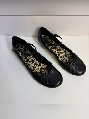 Black Mary Jane w/Hidden Wedge Heel - Rounded, Pleated Toe -American Eagle - 7.5